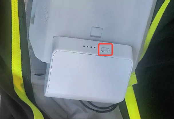 按动电池指示灯旁的开关按键