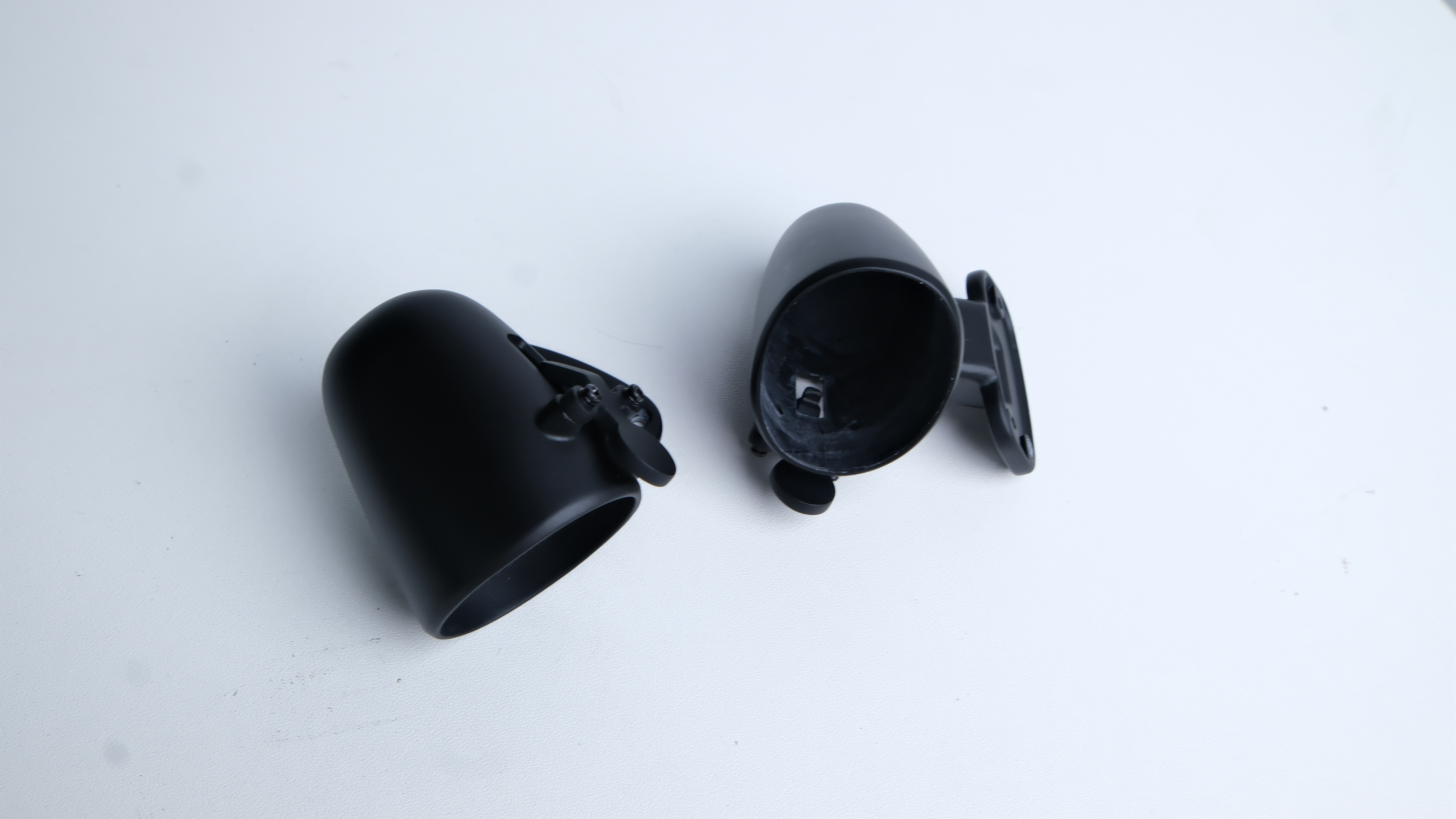 Hand-back mounting structure